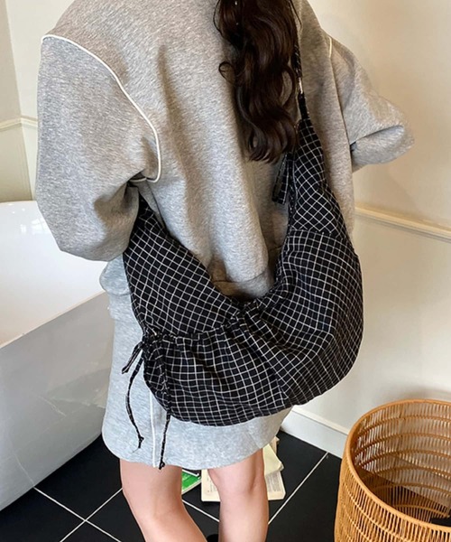 LA VORAGINE(ラ ヴォラジネ)の「アウトポケットチェック柄ショルダーバッグ/トートバッグ(ショルダーバッグ・レディース・ブラック/ネイビー/ホワイト・FREE)」の9枚目の写真
