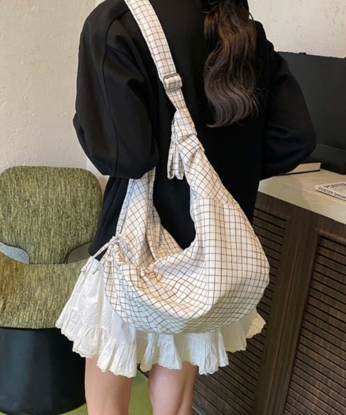 LA VORAGINE(ラ ヴォラジネ)の「アウトポケットチェック柄ショルダーバッグ/トートバッグ(ショルダーバッグ・レディース・ブラック/ネイビー/ホワイト・FREE)」の5枚目の写真