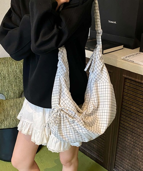 LA VORAGINE(ラ ヴォラジネ)の「アウトポケットチェック柄ショルダーバッグ/トートバッグ(ショルダーバッグ・レディース・ブラック/ネイビー/ホワイト・FREE)」の6枚目の写真