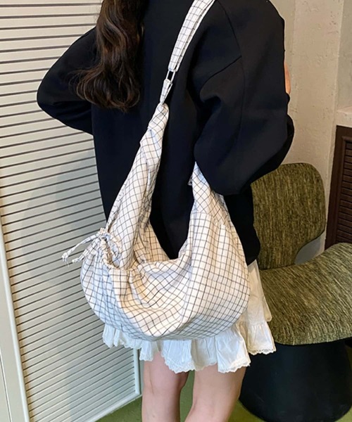 LA VORAGINE(ラ ヴォラジネ)の「アウトポケットチェック柄ショルダーバッグ/トートバッグ(ショルダーバッグ・レディース・ブラック/ネイビー/ホワイト・FREE)」の7枚目の写真