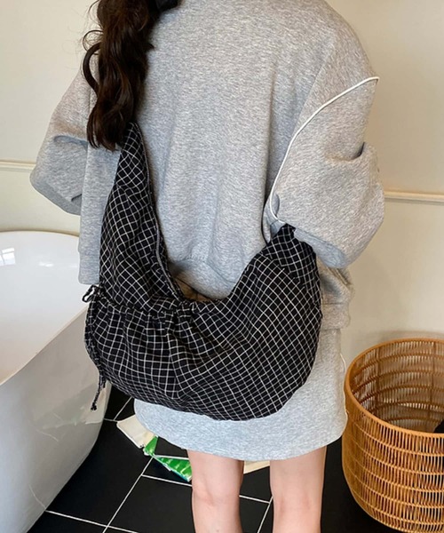 LA VORAGINE(ラ ヴォラジネ)の「アウトポケットチェック柄ショルダーバッグ/トートバッグ(ショルダーバッグ・レディース・ブラック/ネイビー/ホワイト・FREE)」の13枚目の写真