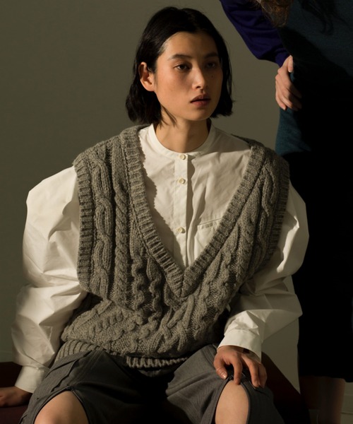 RUMCHE(ラムシェ)の「Shirt Docking Asymmetry Knit / シャツドッキングアシンメトリーニット(ニット/セーター・レディース・ライトグレー/ブラック/オフホワイト・FREE)」の1枚目の写真