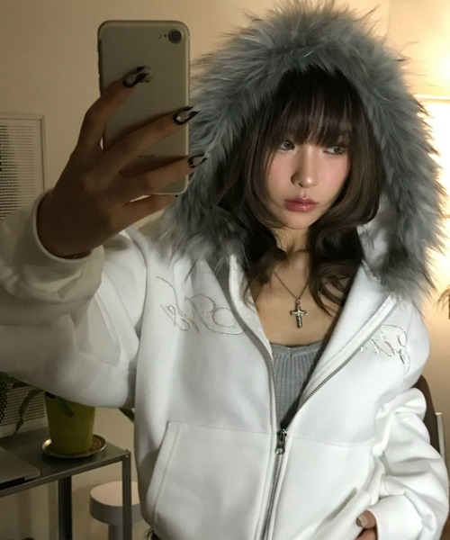 LYEON(リヨン)の「フードファーロゴ刺繍ダブルジップパーカー/スウェットパーカー(パーカー・レディース・オフホワイト/グレー/ブラック・FREE)」の8枚目の写真