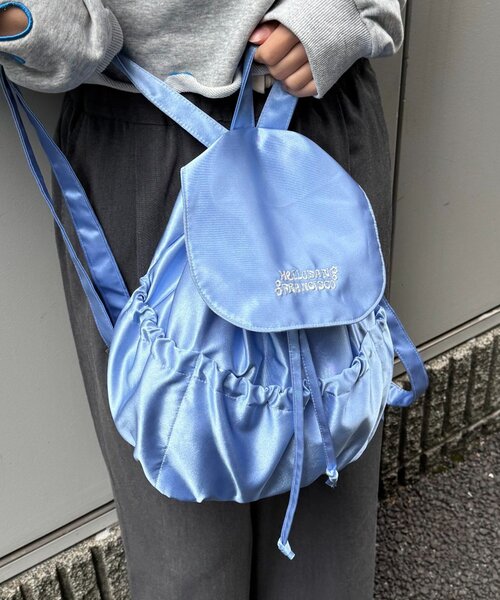 HELLO.SANFRANCISCO（ハローサンフランシスコ）の「★【HELLO.SANFRANCISCO/ハローサンフランシスコ】ロゴ刺繍サテンリュックサック（バックパック/リュック・レディース・ブルー/シルバー/ピンク・ONE SIZE）」の2枚目の写真