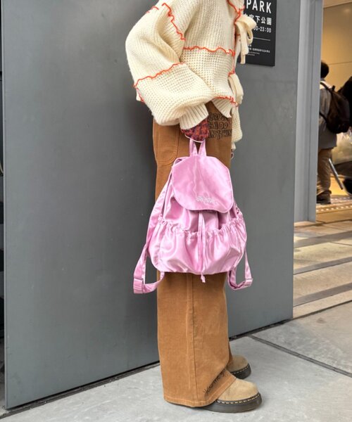 HELLO.SANFRANCISCO（ハローサンフランシスコ）の「★【HELLO.SANFRANCISCO/ハローサンフランシスコ】ロゴ刺繍サテンリュックサック（バックパック/リュック・レディース・ブルー/シルバー/ピンク・ONE SIZE）」の4枚目の写真