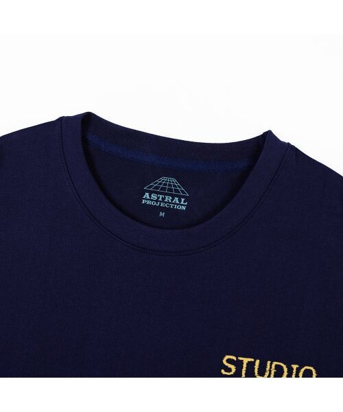 ASTRAL PROJECTION（アストラルプロジェクション）の「エイピスタジオ ビギン オーバーサイズ ロングスリーブTシャツ_ネイビー（Tシャツ/カットソー・メンズ・その他・LARGE/MEDIUM/X-LARGE/XX-LARGE）」の3枚目の写真