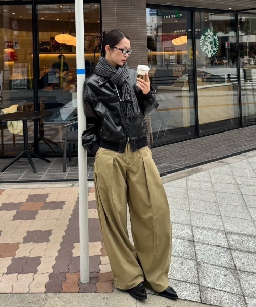Chikashitsu +(チカシツプラス)の「【Chikashitsu +】pleats chino wide pants / 【チカシツプラス】プリーツチノワイドパンツ(チノパンツ・メンズ・ベージュ/ブラック・L/M)」の1枚目の写真