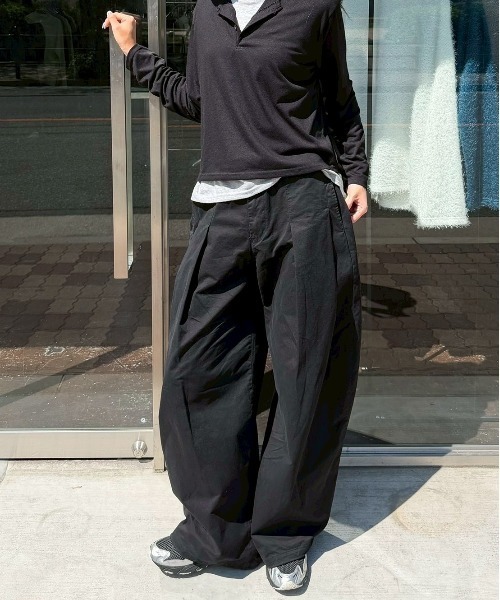 Chikashitsu +(チカシツプラス)の「【Chikashitsu +】pleats chino wide pants / 【チカシツプラス】プリーツチノワイドパンツ(チノパンツ・メンズ・ベージュ/ブラック・L/M)」の2枚目の写真