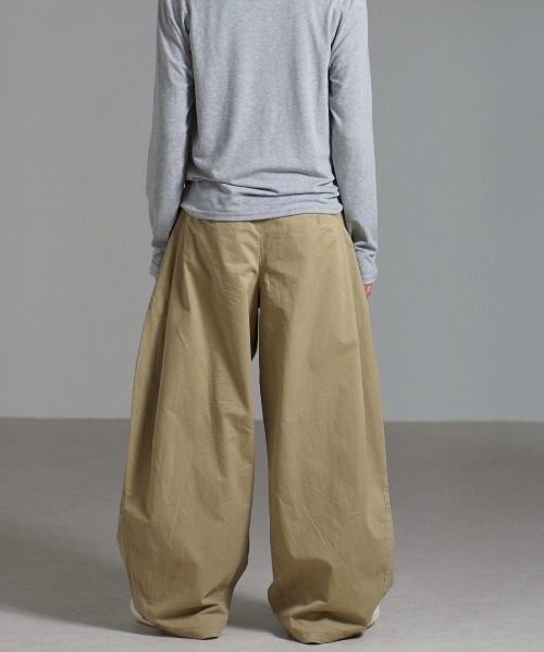 Chikashitsu +(チカシツプラス)の「【Chikashitsu +】pleats chino wide pants / 【チカシツプラス】プリーツチノワイドパンツ(チノパンツ・メンズ・ベージュ/ブラック・L/M)」の9枚目の写真