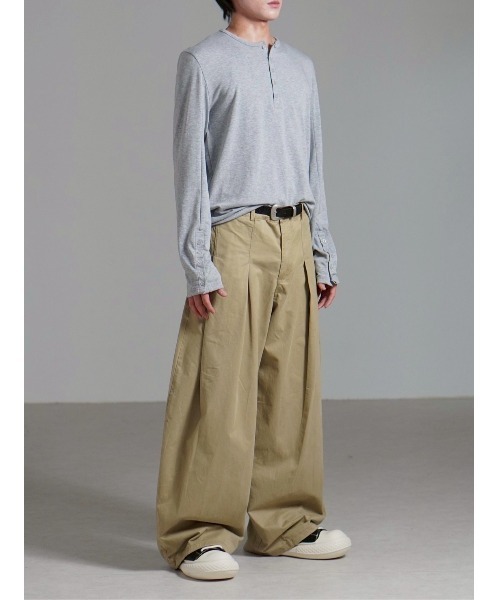 Chikashitsu +(チカシツプラス)の「【Chikashitsu +】pleats chino wide pants / 【チカシツプラス】プリーツチノワイドパンツ(チノパンツ・メンズ・ベージュ/ブラック・L/M)」の7枚目の写真