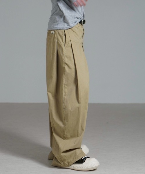Chikashitsu +(チカシツプラス)の「【Chikashitsu +】pleats chino wide pants / 【チカシツプラス】プリーツチノワイドパンツ(チノパンツ・メンズ・ベージュ/ブラック・L/M)」の10枚目の写真