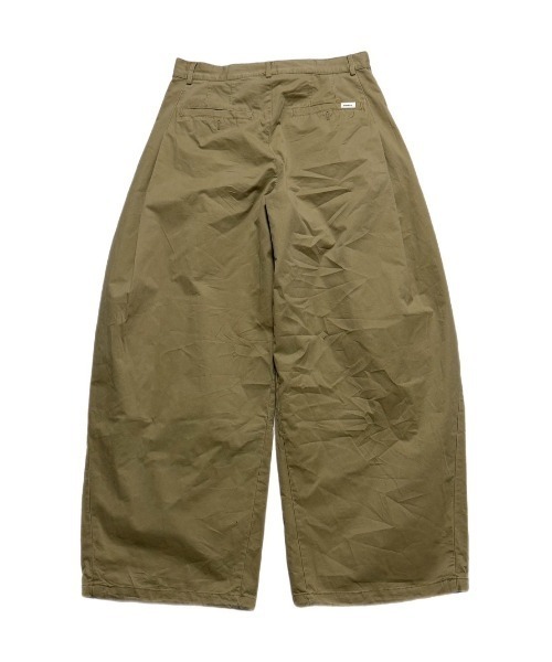 Chikashitsu +(チカシツプラス)の「【Chikashitsu +】pleats chino wide pants / 【チカシツプラス】プリーツチノワイドパンツ(チノパンツ・メンズ・ベージュ/ブラック・L/M)」の4枚目の写真