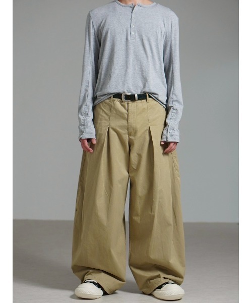 Chikashitsu +(チカシツプラス)の「【Chikashitsu +】pleats chino wide pants / 【チカシツプラス】プリーツチノワイドパンツ(チノパンツ・メンズ・ベージュ/ブラック・L/M)」の8枚目の写真