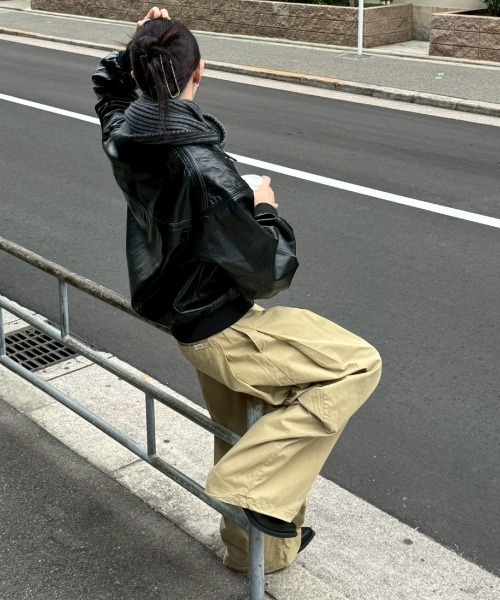 Chikashitsu +(チカシツプラス)の「【Chikashitsu +】pleats chino wide pants / 【チカシツプラス】プリーツチノワイドパンツ(チノパンツ・メンズ・ベージュ/ブラック・L/M)」の19枚目の写真