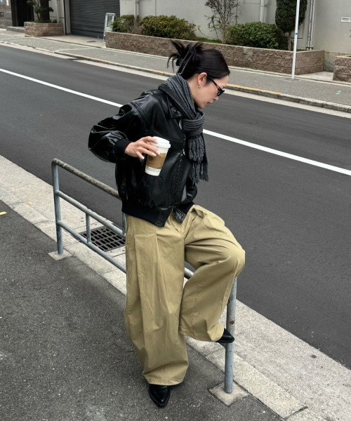 Chikashitsu +(チカシツプラス)の「【Chikashitsu +】pleats chino wide pants / 【チカシツプラス】プリーツチノワイドパンツ(チノパンツ・メンズ・ベージュ/ブラック・L/M)」の20枚目の写真