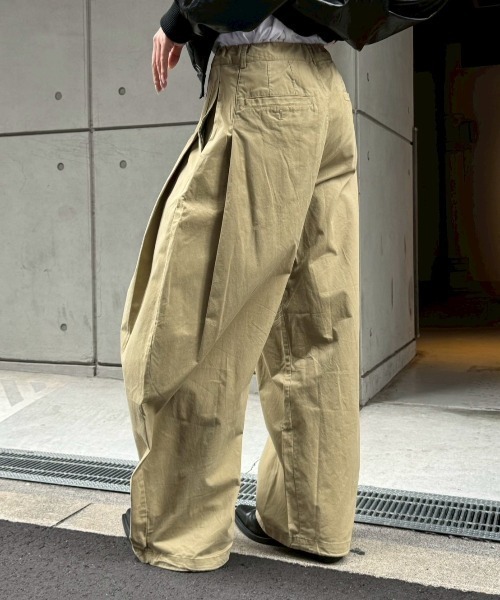 Chikashitsu +(チカシツプラス)の「【Chikashitsu +】pleats chino wide pants / 【チカシツプラス】プリーツチノワイドパンツ(チノパンツ・メンズ・ベージュ/ブラック・L/M)」の22枚目の写真