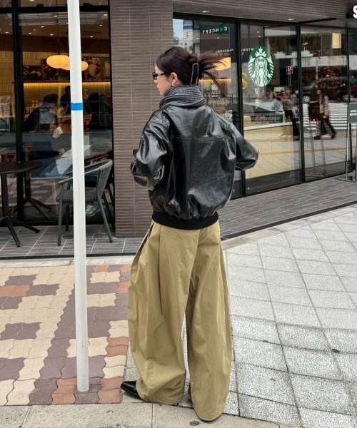Chikashitsu +(チカシツプラス)の「【Chikashitsu +】pleats chino wide pants / 【チカシツプラス】プリーツチノワイドパンツ(チノパンツ・メンズ・ベージュ/ブラック・L/M)」の18枚目の写真