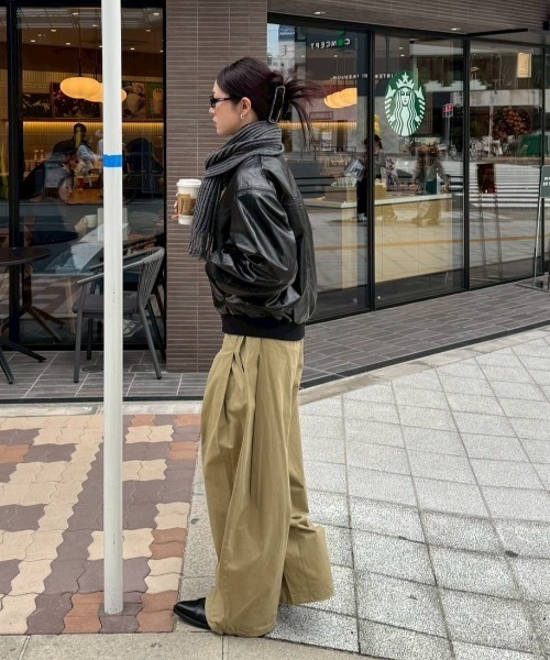 Chikashitsu +(チカシツプラス)の「【Chikashitsu +】pleats chino wide pants / 【チカシツプラス】プリーツチノワイドパンツ(チノパンツ・メンズ・ベージュ/ブラック・L/M)」の17枚目の写真