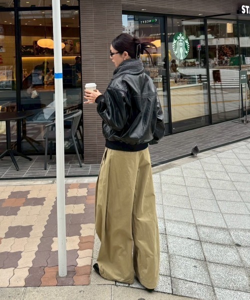 Chikashitsu +(チカシツプラス)の「【Chikashitsu +】pleats chino wide pants / 【チカシツプラス】プリーツチノワイドパンツ(チノパンツ・メンズ・ベージュ/ブラック・L/M)」の16枚目の写真