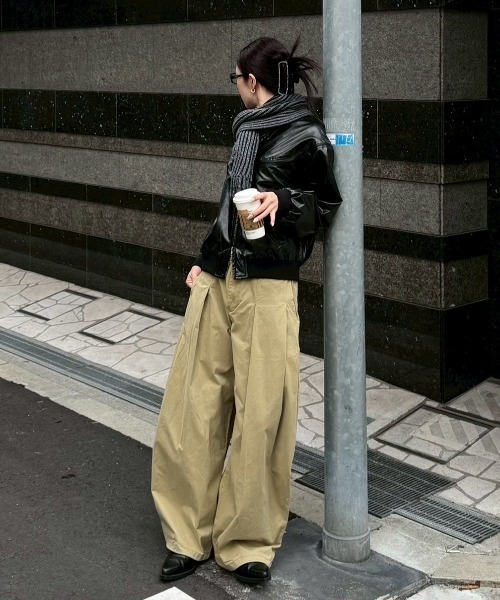 Chikashitsu +(チカシツプラス)の「【Chikashitsu +】pleats chino wide pants / 【チカシツプラス】プリーツチノワイドパンツ(チノパンツ・メンズ・ベージュ/ブラック・L/M)」の21枚目の写真