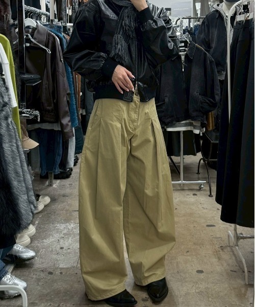 Chikashitsu +(チカシツプラス)の「【Chikashitsu +】pleats chino wide pants / 【チカシツプラス】プリーツチノワイドパンツ(チノパンツ・メンズ・ベージュ/ブラック・L/M)」の14枚目の写真