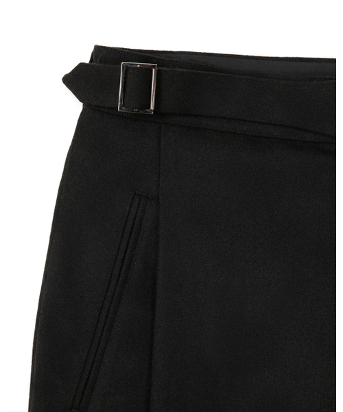 SYNQIA（シンキア）の「アシンメトリックタックディテールグルカトラウザー ブラック（スラックス・メンズ・その他・SMALL/MEDIUM/LARGE）」の4枚目の写真