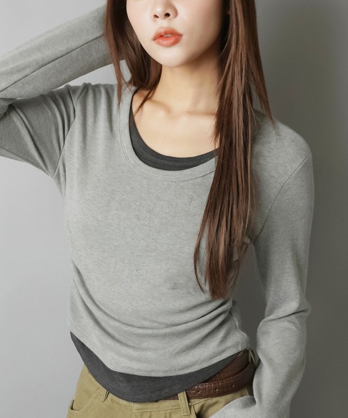 SPINNS（スピンズ）の「着回し神レイヤード風デザイントップス（Tシャツ/カットソー・レディース・グレー/オフホワイト/ブラック/チャコール/ネイビー/ブラウン/レッド・ONESIZE）」の4枚目の写真