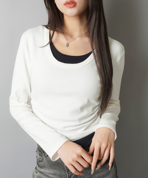 SPINNS（スピンズ）の「着回し神レイヤード風デザイントップス（Tシャツ/カットソー・レディース・グレー/オフホワイト/ブラック/チャコール/ネイビー/ブラウン/レッド・ONESIZE）」の2枚目の写真