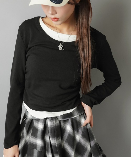 SPINNS（スピンズ）の「着回し神レイヤード風デザイントップス（Tシャツ/カットソー・レディース・グレー/オフホワイト/ブラック/チャコール/ネイビー/ブラウン/レッド・ONESIZE）」の3枚目の写真