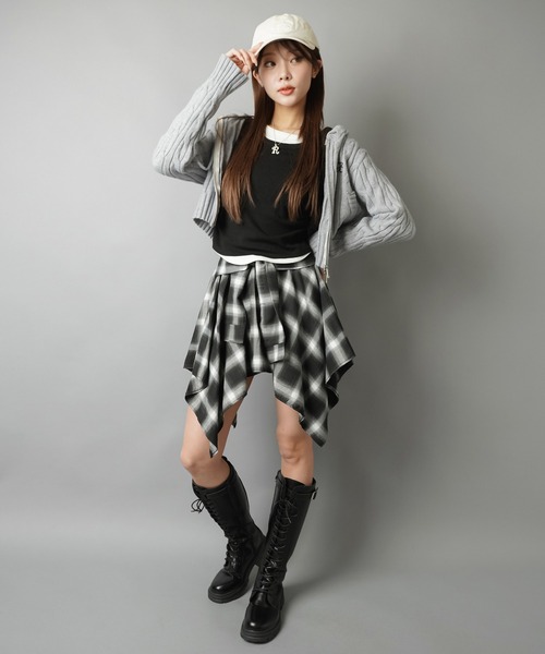 SPINNS（スピンズ）の「着回し神レイヤード風デザイントップス（Tシャツ/カットソー・レディース・グレー/オフホワイト/ブラック/チャコール/ネイビー/ブラウン/レッド・ONESIZE）」の18枚目の写真