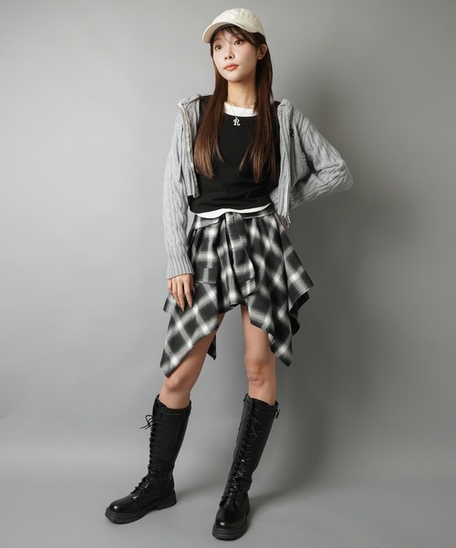 SPINNS（スピンズ）の「着回し神レイヤード風デザイントップス（Tシャツ/カットソー・レディース・グレー/オフホワイト/ブラック/チャコール/ネイビー/ブラウン/レッド・ONESIZE）」の19枚目の写真