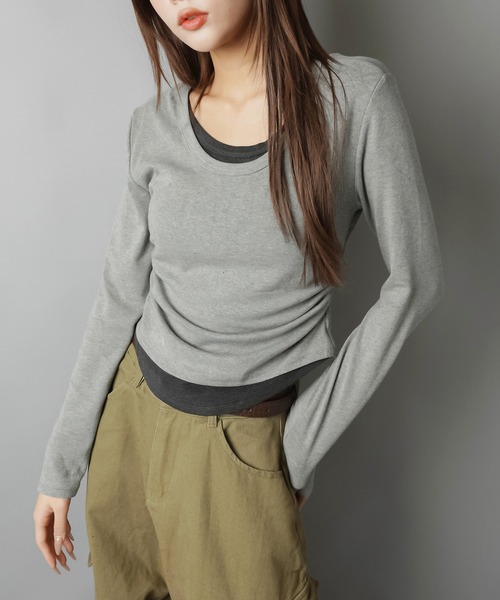 SPINNS（スピンズ）の「着回し神レイヤード風デザイントップス（Tシャツ/カットソー・レディース・グレー/オフホワイト/ブラック/チャコール/ネイビー/ブラウン/レッド・ONESIZE）」の11枚目の写真