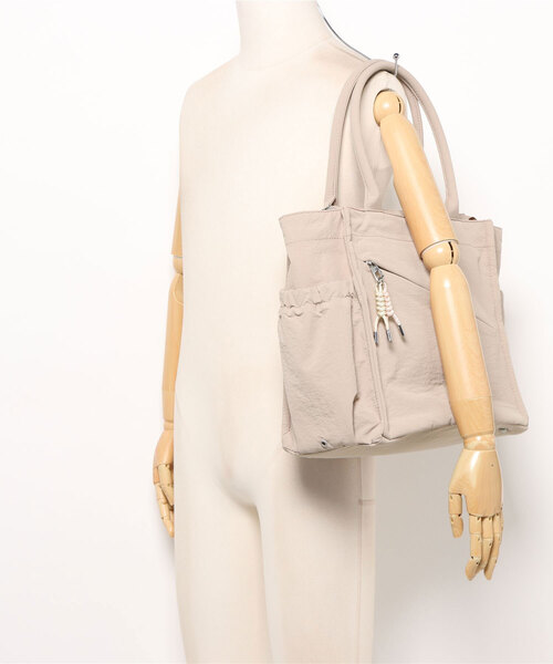 Samsonite Red(サムソナイトレッド)の「【SAMSONITE RED/サムソナイトレッド】 SAC'S BAR別注 PUFFY OVERNIGHTER TOTE(トートバッグ・レディース・ブラック/グレイッシュベージュ・FREE)」の17枚目の写真