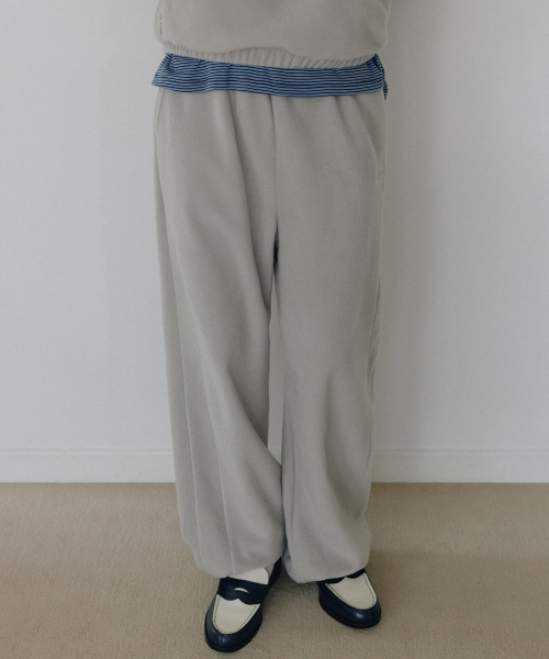 ANDNEEDS(アンドニーズ)の「Jeff fleece pants (light khaki)(スウェットパンツ・レディース・その他・FREE)」の2枚目の写真