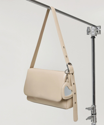 VVV（ブイブイブイ）の「ハートミラーパディングショルダークロスバッグ _ ベージュ（ショルダーバッグ）」