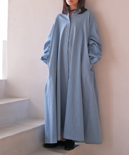 AKTE（アクテ）の「デニムロングシャツワンピース（シャツワンピース・レディース・ライトブルー/ブルー・TALL/FREE）」の2枚目の写真