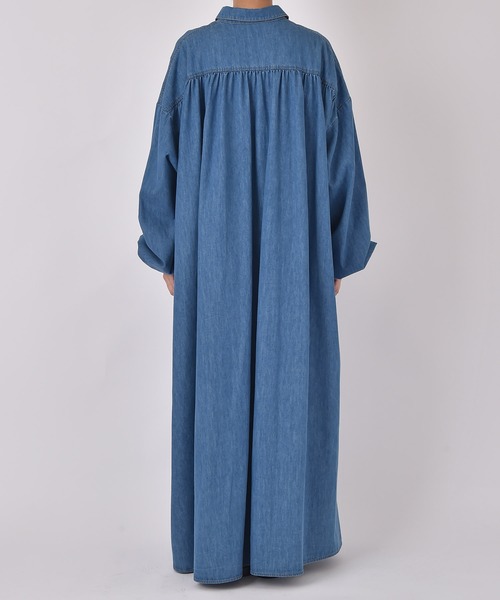 AKTE（アクテ）の「デニムロングシャツワンピース（シャツワンピース・レディース・ライトブルー/ブルー・TALL/FREE）」の6枚目の写真