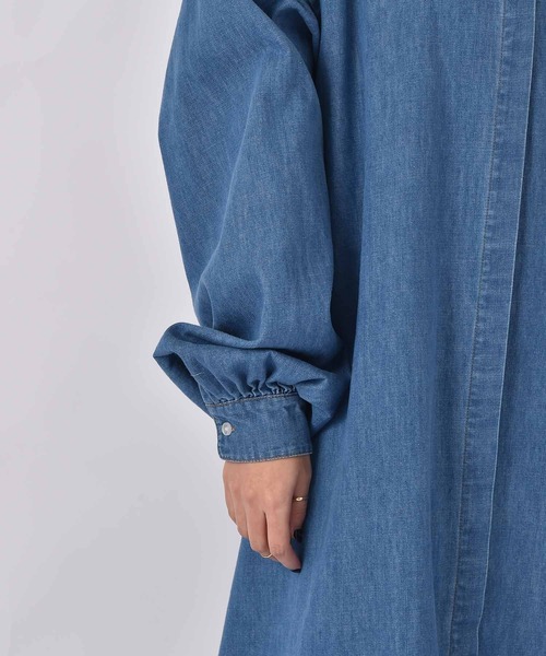 AKTE（アクテ）の「デニムロングシャツワンピース（シャツワンピース・レディース・ライトブルー/ブルー・TALL/FREE）」の9枚目の写真