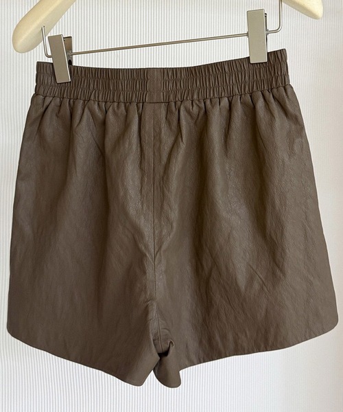 Bie(ビエ)の「シンセティックレザー ショートパンツ(その他パンツ・レディース・ライトイエロー/ブラウン・M/S/L)」の10枚目の写真