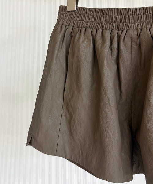 Bie(ビエ)の「シンセティックレザー ショートパンツ(その他パンツ・レディース・ライトイエロー/ブラウン・M/S/L)」の11枚目の写真