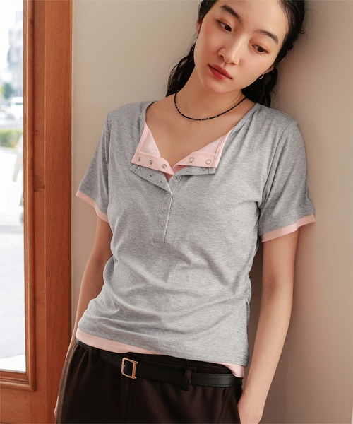 miette(ミエット)の「レイヤード風ヘンリーネック半袖トップス(Tシャツ/カットソー・レディース・レッド/オートミール/グレー/ブラック・L/M/S)」の3枚目の写真