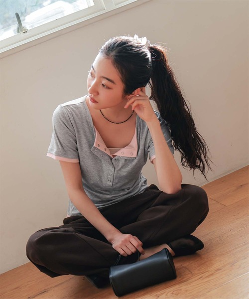 miette(ミエット)の「レイヤード風ヘンリーネック半袖トップス(Tシャツ/カットソー・レディース・レッド/オートミール/グレー/ブラック・L/M/S)」の15枚目の写真