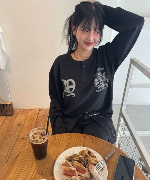 IDWS(アイドンワナセル)の「Shape Henley Neck Long Sleeve Black(Tシャツ/カットソー・レディース・その他・1/2/0)」の4枚目の写真