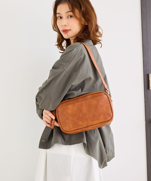 studio CLIP（スタディオクリップ）の「【3ルーム構造/500mlボトル収納可】2ハンドル付きバッグ（ショルダーバッグ・レディース・ブルー/ブラウン/ブラック/アイボリー・FREE）」の3枚目の写真