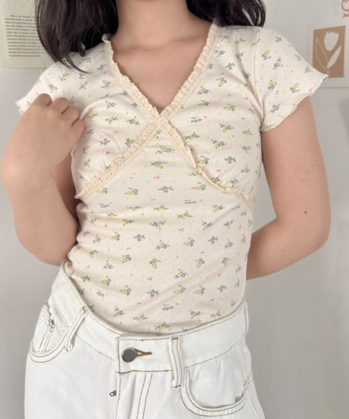 SOLLON.(ソルロン)の「花柄フリルVネックミニTシャツ(Tシャツ/カットソー・レディース・オフホワイト/アイボリー/ホワイト/ピンク・FREE)」の3枚目の写真