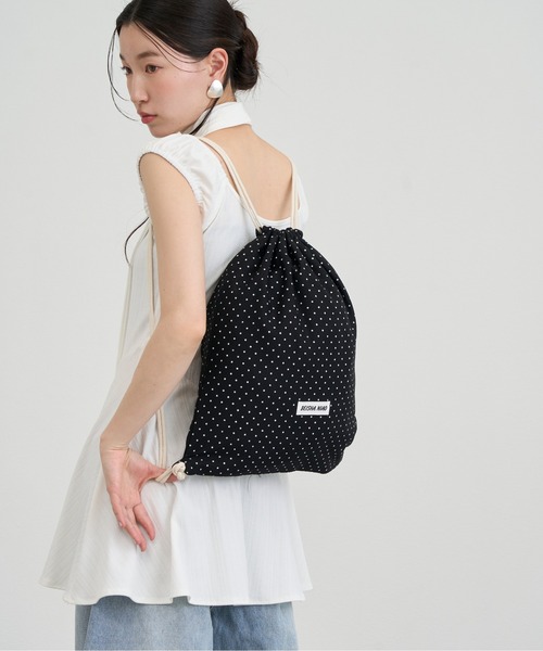 NUJOH(ヌゾ)の「Dot Drawstring Purse Bag / ドットドローストリング巾着バッグ(バックパック/リュック・レディース・ホワイト/ブラック・FREE)」の2枚目の写真