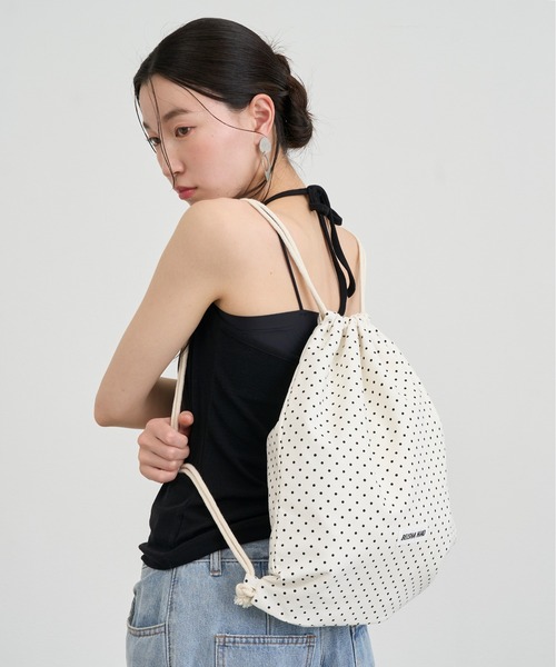 NUJOH(ヌゾ)の「Dot Drawstring Purse Bag / ドットドローストリング巾着バッグ(バックパック/リュック・レディース・ホワイト/ブラック・FREE)」の4枚目の写真