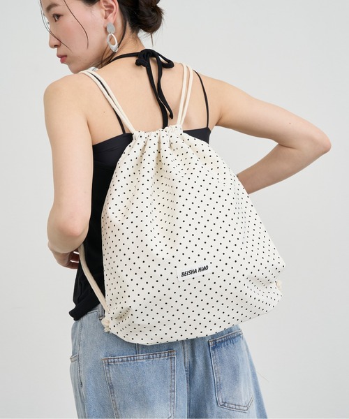 NUJOH(ヌゾ)の「Dot Drawstring Purse Bag / ドットドローストリング巾着バッグ(バックパック/リュック・レディース・ホワイト/ブラック・FREE)」の6枚目の写真