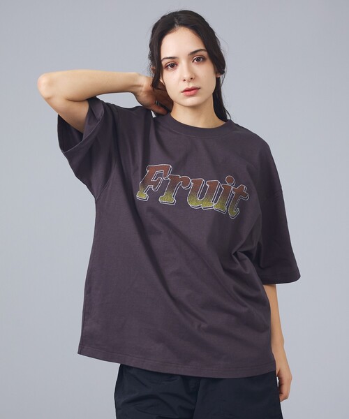 FRUIT OF THE LOOM(フルーツオブザルーム)の「【FRUIT OF THE LOOM/フルーツ・オブ・ザ・ルーム】FRUITロゴTシャツ/半袖/スラブ天竺【WEB限定】(Tシャツ/カットソー・メンズ・チャコールグレー/アイボリー/サックスブルー・L/M)」の2枚目の写真