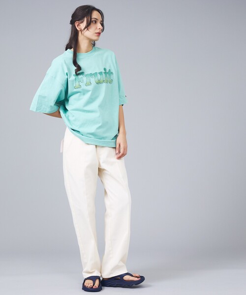 FRUIT OF THE LOOM(フルーツオブザルーム)の「【FRUIT OF THE LOOM/フルーツ・オブ・ザ・ルーム】FRUITロゴTシャツ/半袖/スラブ天竺【WEB限定】(Tシャツ/カットソー・メンズ・チャコールグレー/アイボリー/サックスブルー・L/M)」の7枚目の写真